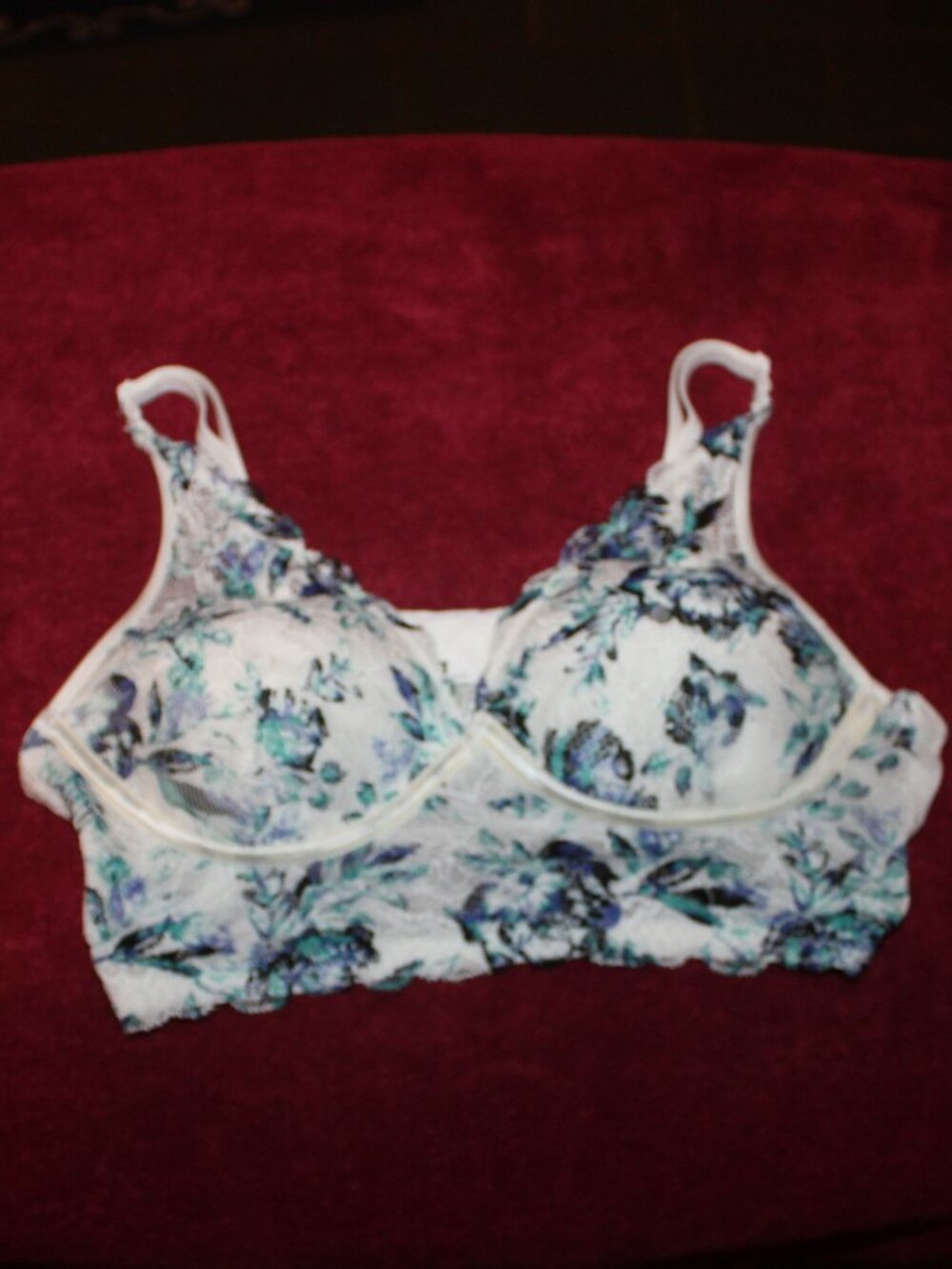 Maidenform Lightly Lined Convertible Lace Bralette in white bloom lace 34A